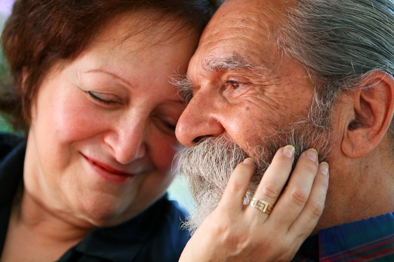 800px Old Couple In Love Min
