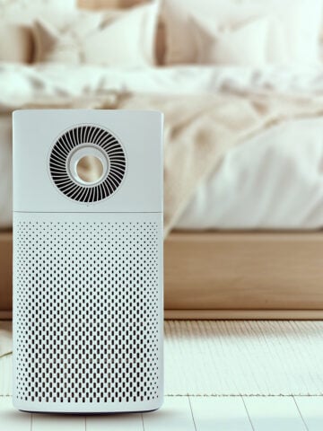 air purifier removes smoke and dust in air