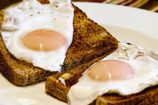 Fried eggs on toast