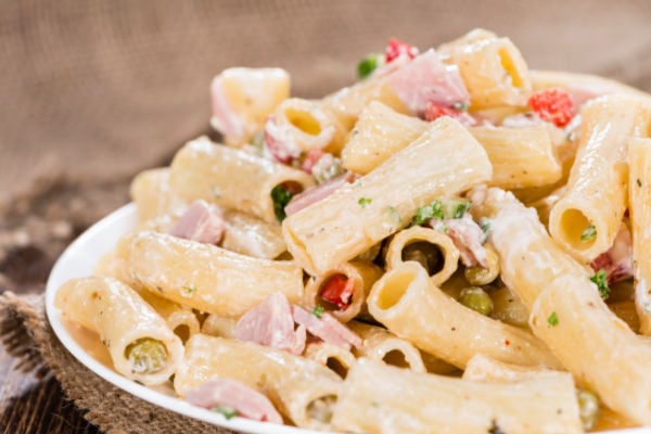 Ziti pasta saladcan be made for lunch or dinner.