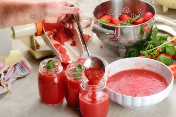 Bottling tomato sauce