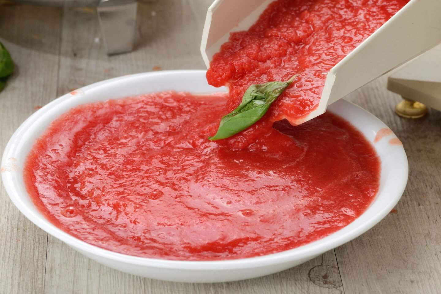 making tomato sauce using tomato press