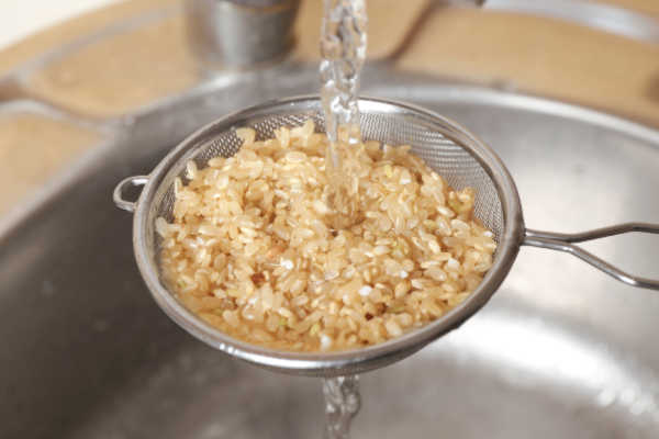 Rinsing Rice In Water