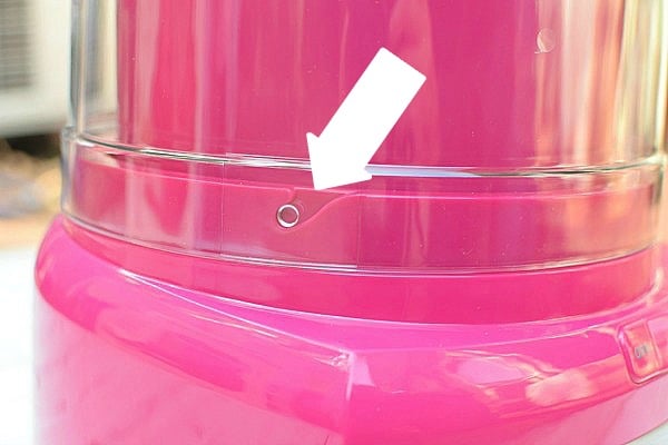 An arrow pointing at the lid-lock on the ICE-21 lid
