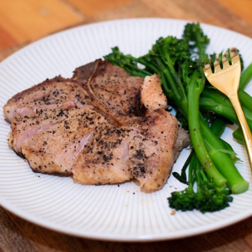 Pork chops from the air fryer with broccolini