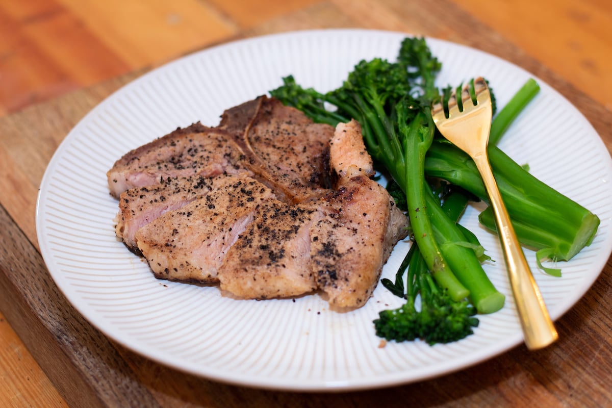 Pork chops from the air fryer with broccolini