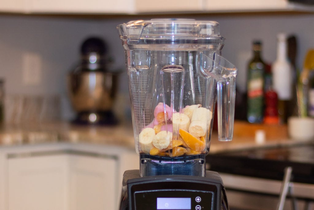 making smoothie on vitamix A3300