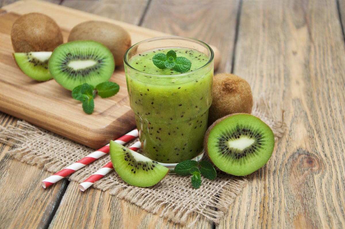 Healthy,Fresh,Kiwi,Smoothie,In,Glass,On,A,Wooden,Background