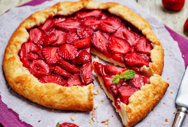 Strawberry crostata with open top