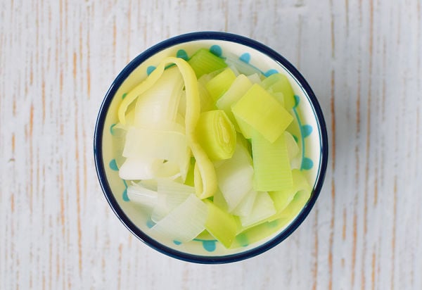 A small bowl of boiled leeks