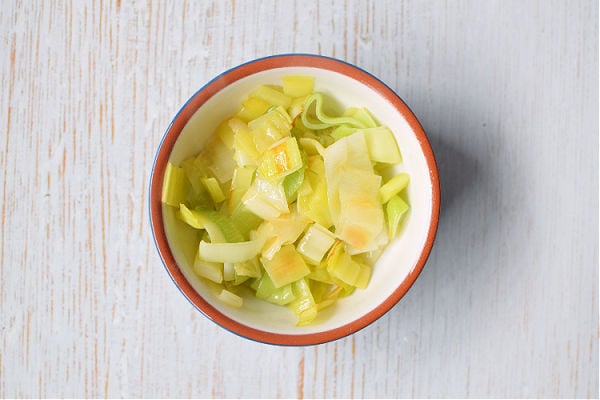 Fried leeks in a bowl top down