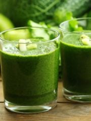 The Wonders of Green Juices: Benefits & Risks (and a Special Recipe, too!)