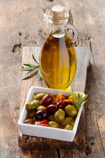 Both black and green olives are excellent sources of antioxidants