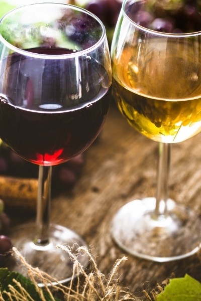 Is white wine less acidic than red wine?