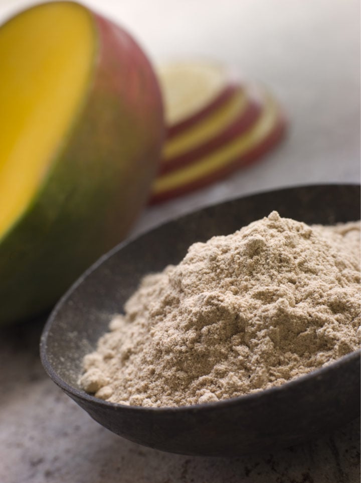 amchur or amchoor powder with fresh mango