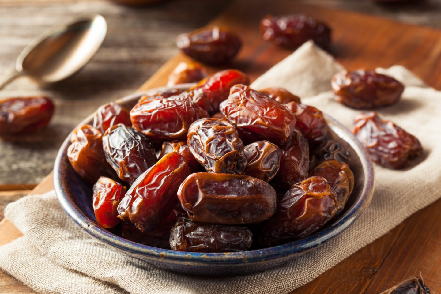 dried dates as best currant substitute