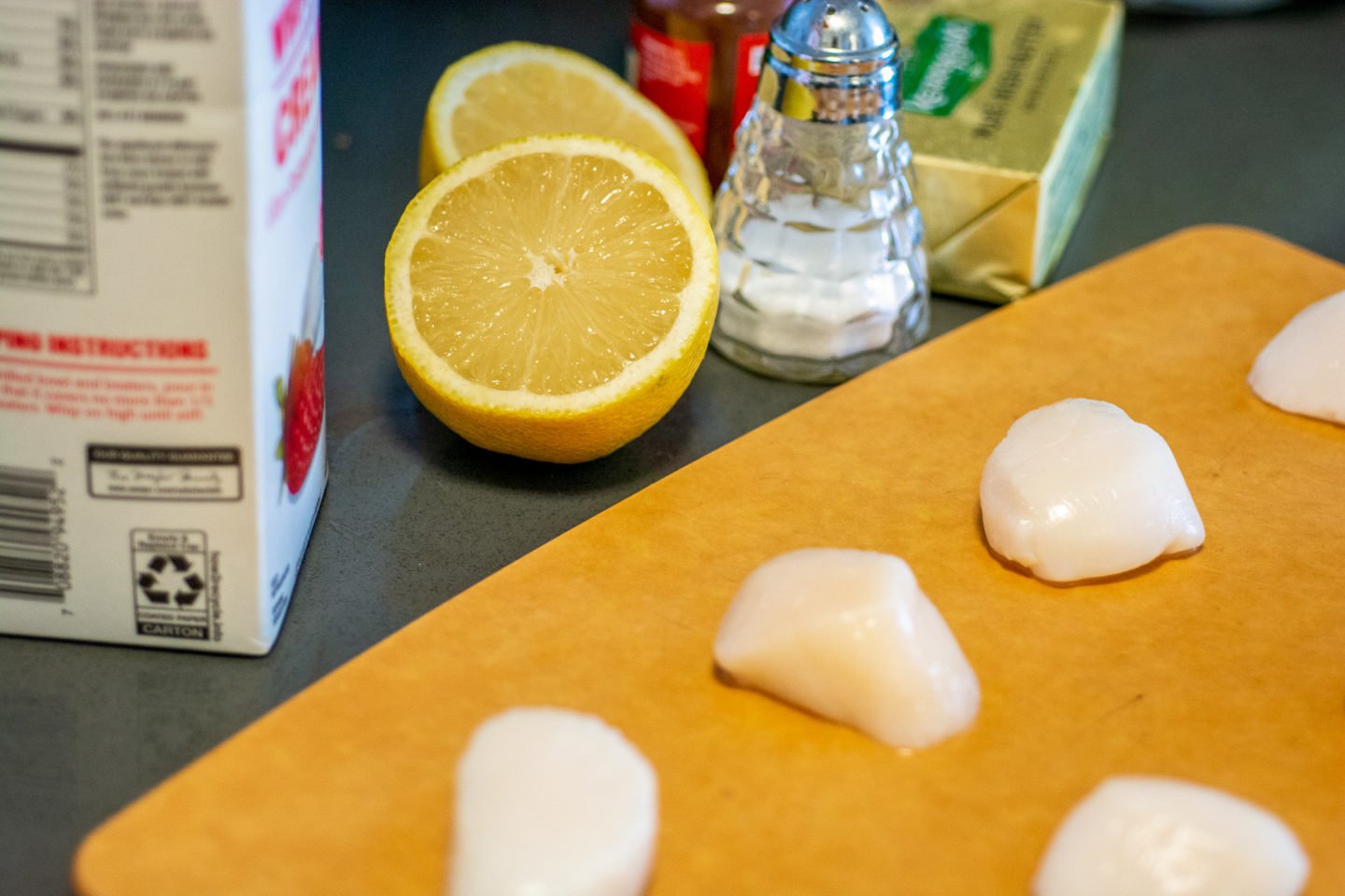 ingredients for keto scallops for making garlic cream sauce
