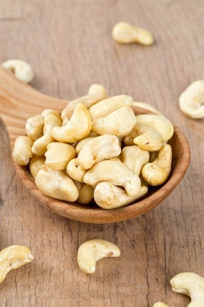 How much protein is in cashews?