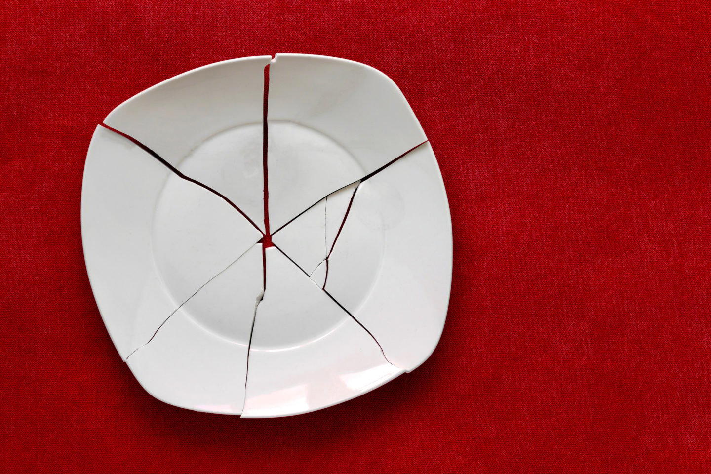 https://tastylicious.com/wp-content/uploads/2022/04/broken-glass-dish-cookware-red-background.jpg