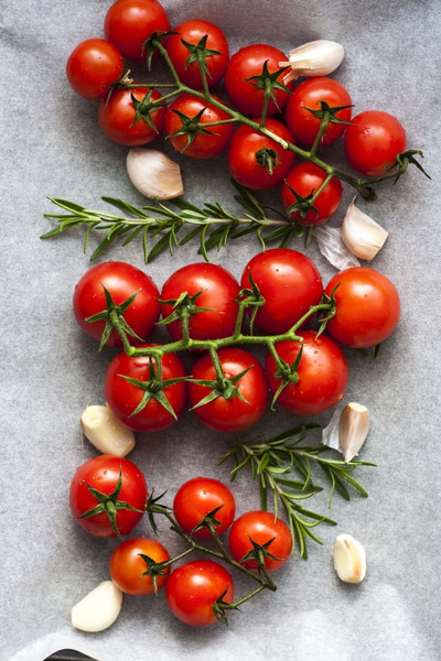 Tomatoes and garlic cloves