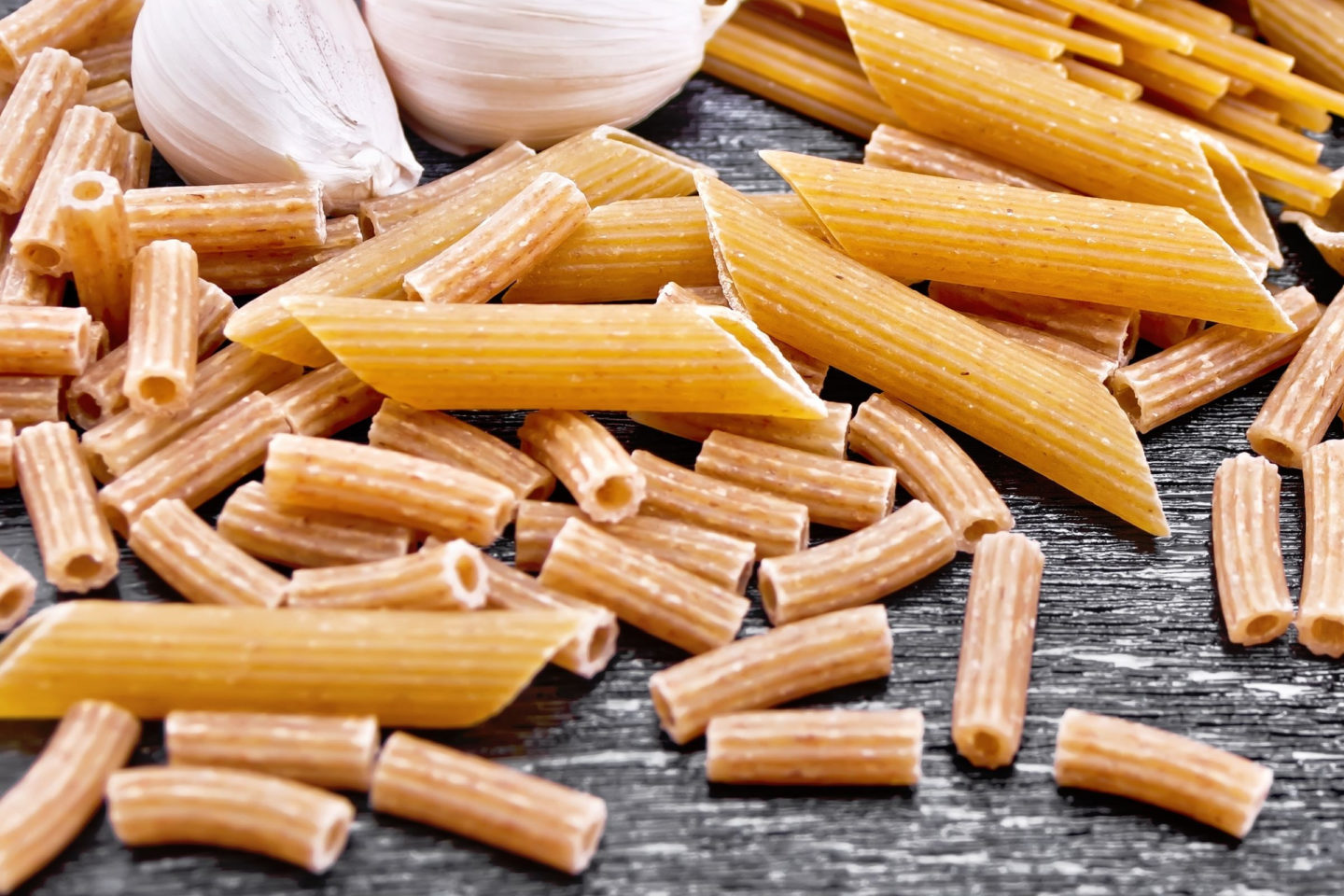 penne pasta has slanted tips while rigatoni has narrow tube like bodies