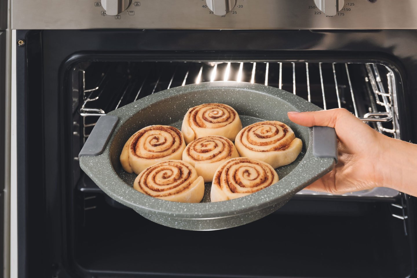 baking cinnamon rolls in microwave oven