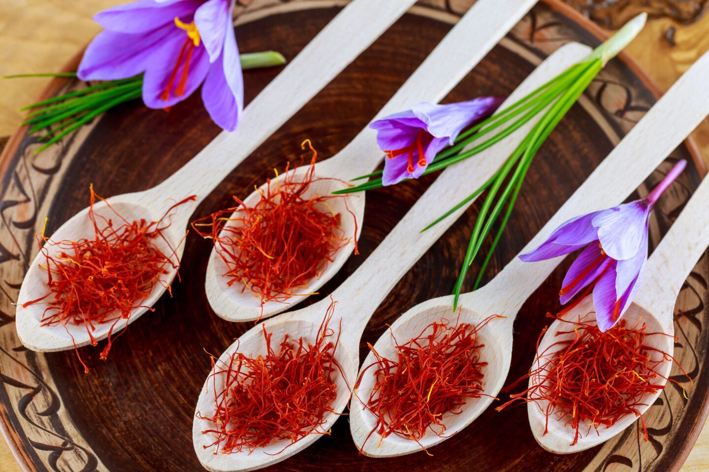 dried saffron stamens with flowers