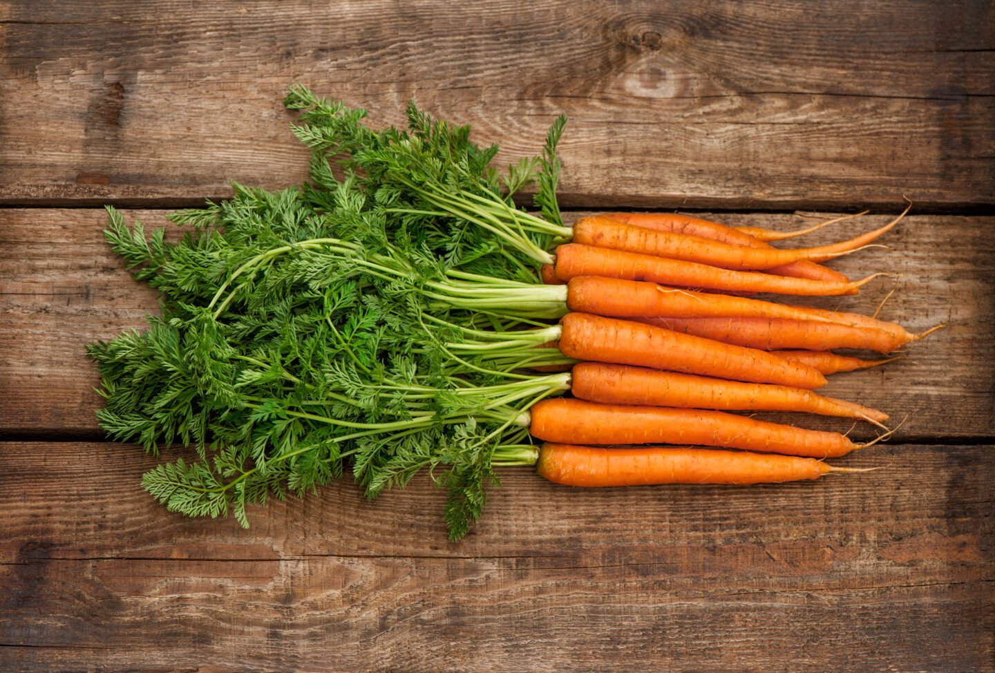 Fresh,Organic,Carrots,With,Green,Leaves,On,Wooden,Background.,Vegetables.