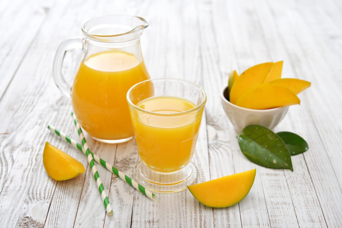 Mango,Juice,In,A,Glass,On,Wooden,White,Background