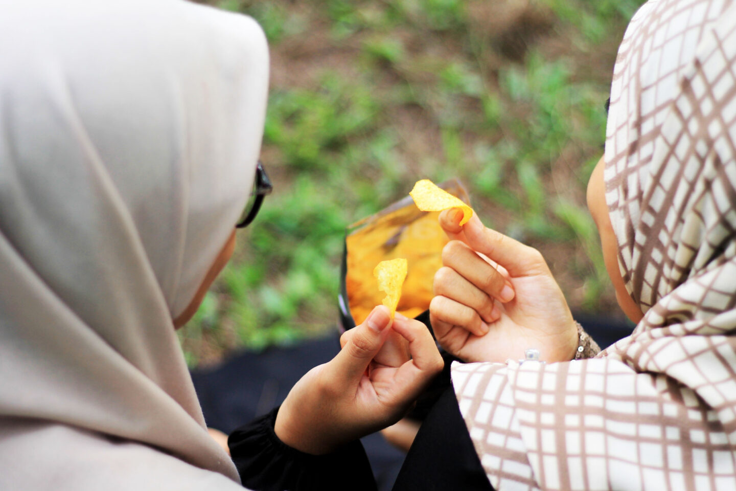 muslim women eating chips