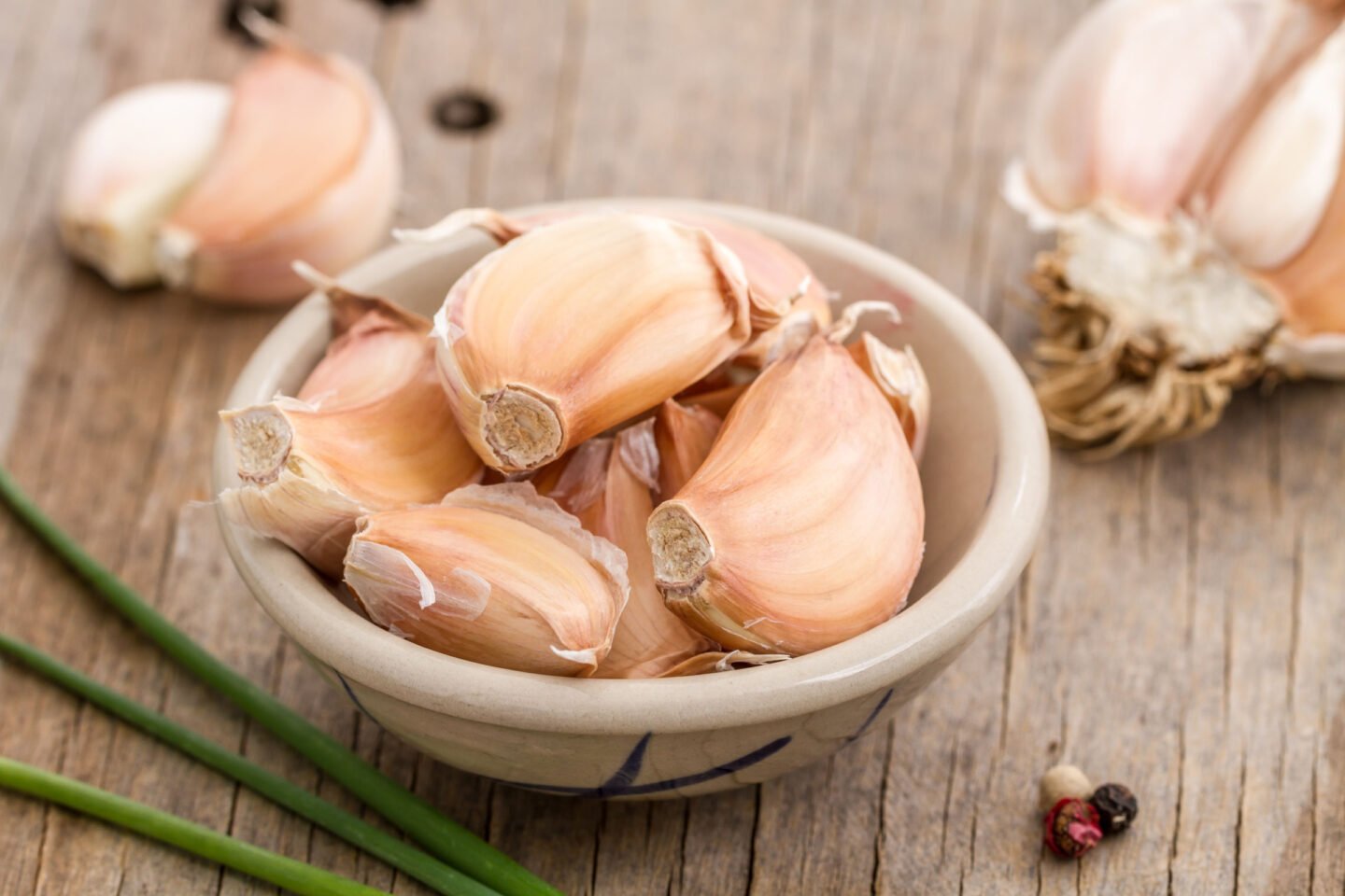 raw garlic cloves unskinned