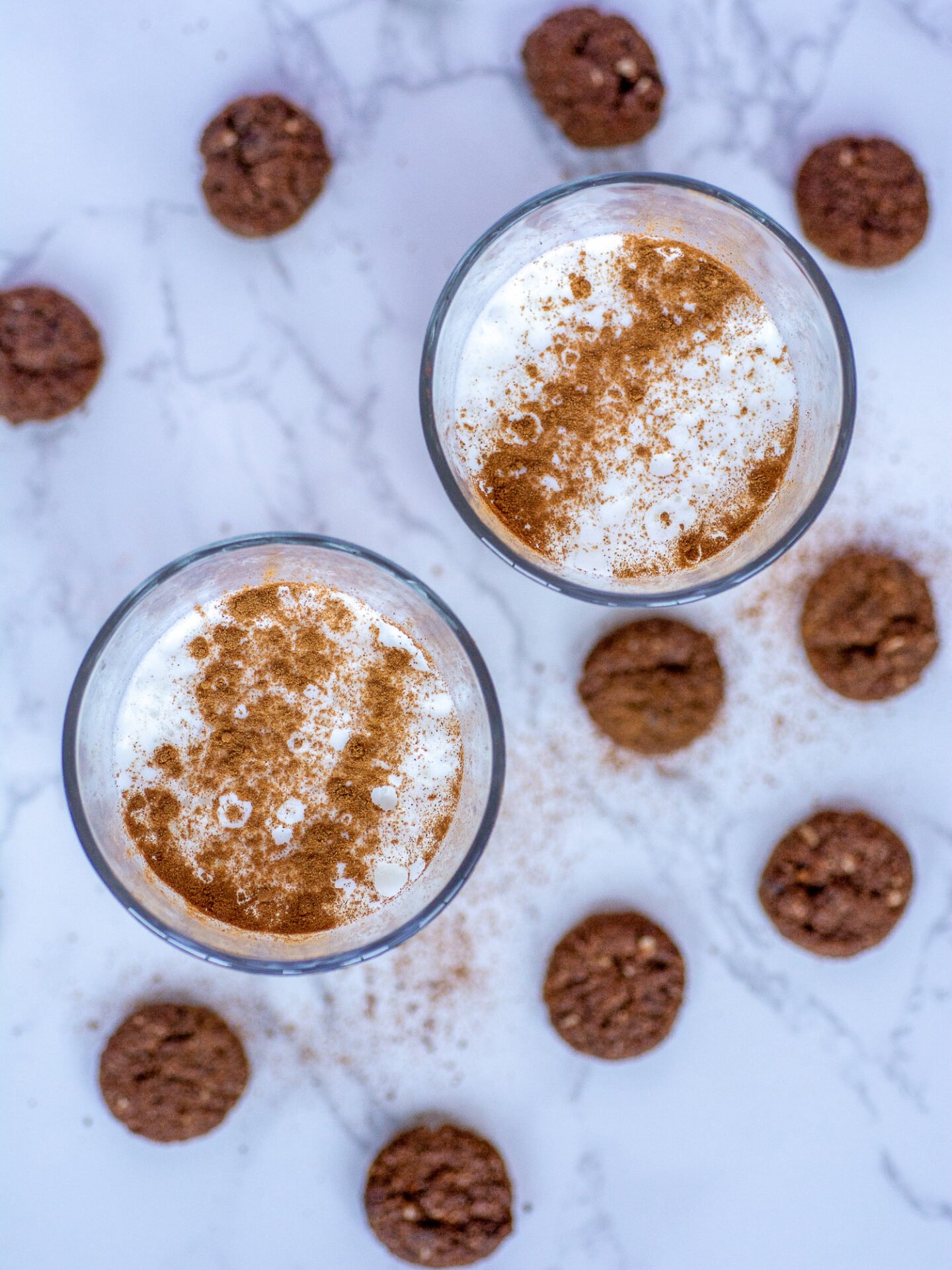 serving keto frappuccino with cookies