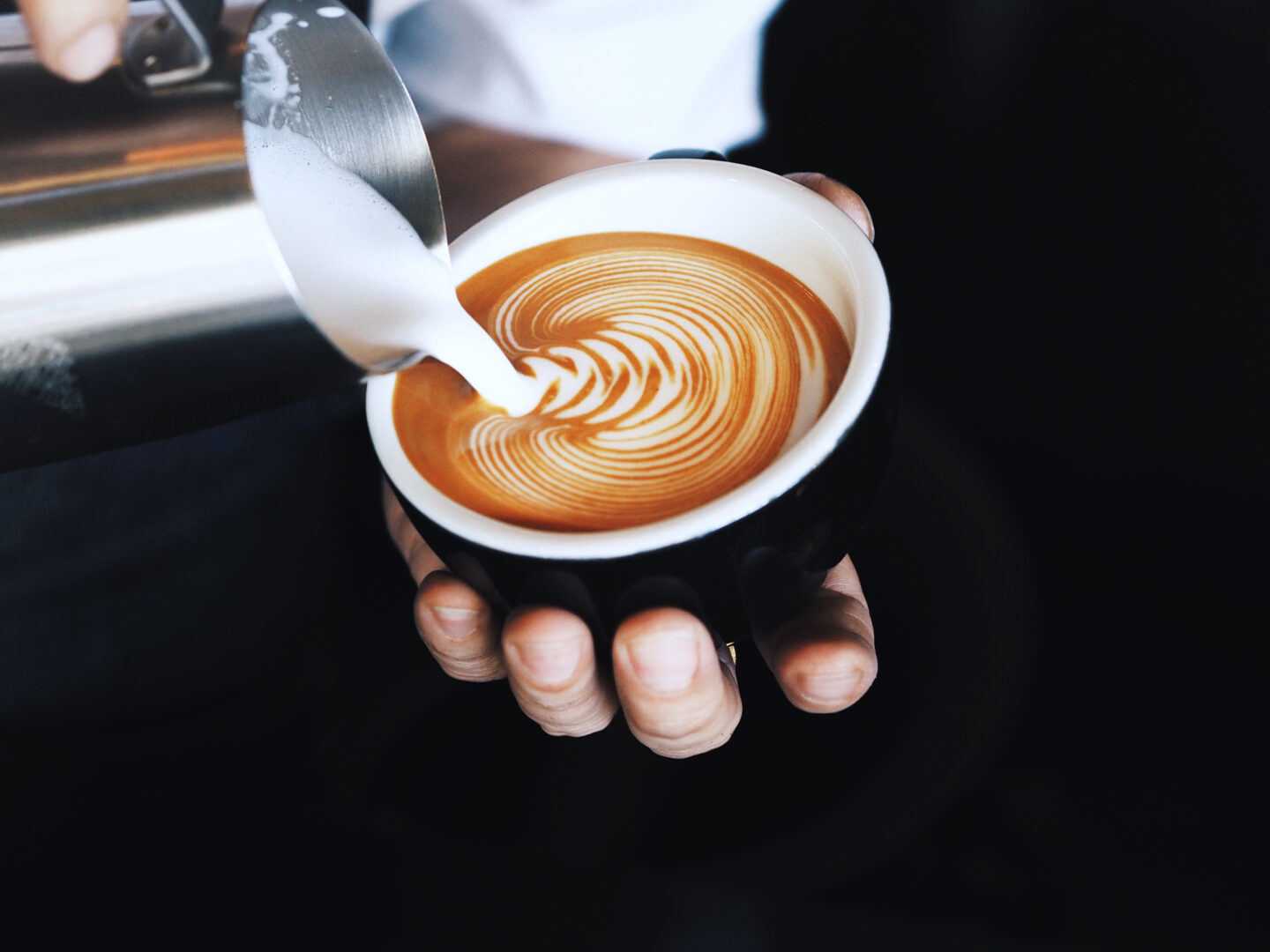 Barista,Pouring,Milk,In,Coffee,Cup,For,Make,Latte,Art.