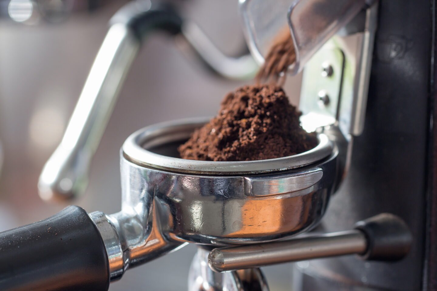Coffee,Grinder,Grinding,Freshly,Roasted,Make,Beans,Into,A,Powder