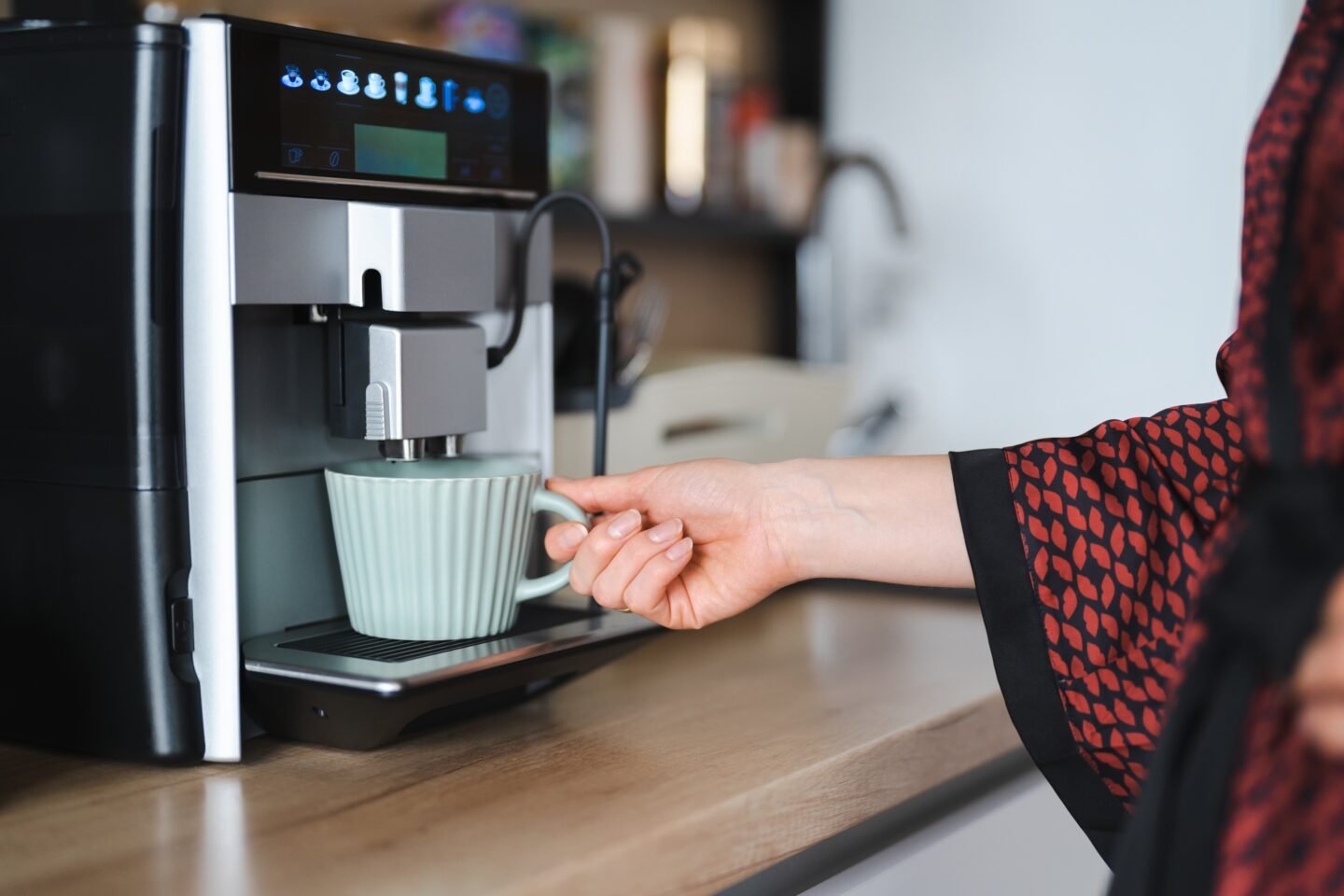 Close up,Image,Of,Woman,Hand,Using,Coffee,Machine,When,Making