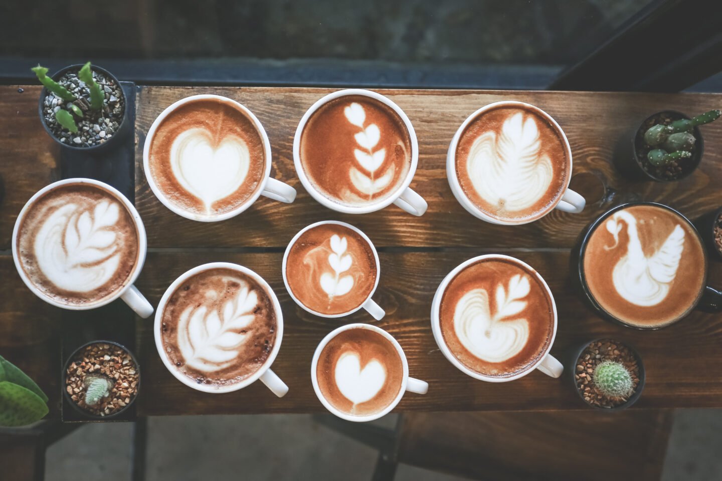 Cup,Of,Coffee,With,A,Lot,Of,Beautiful,Latte,Art.