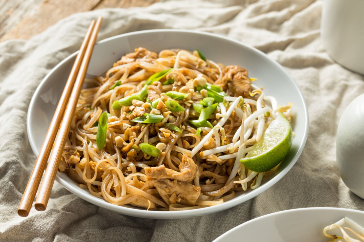 pad thai with bean sprouts and peanuts
