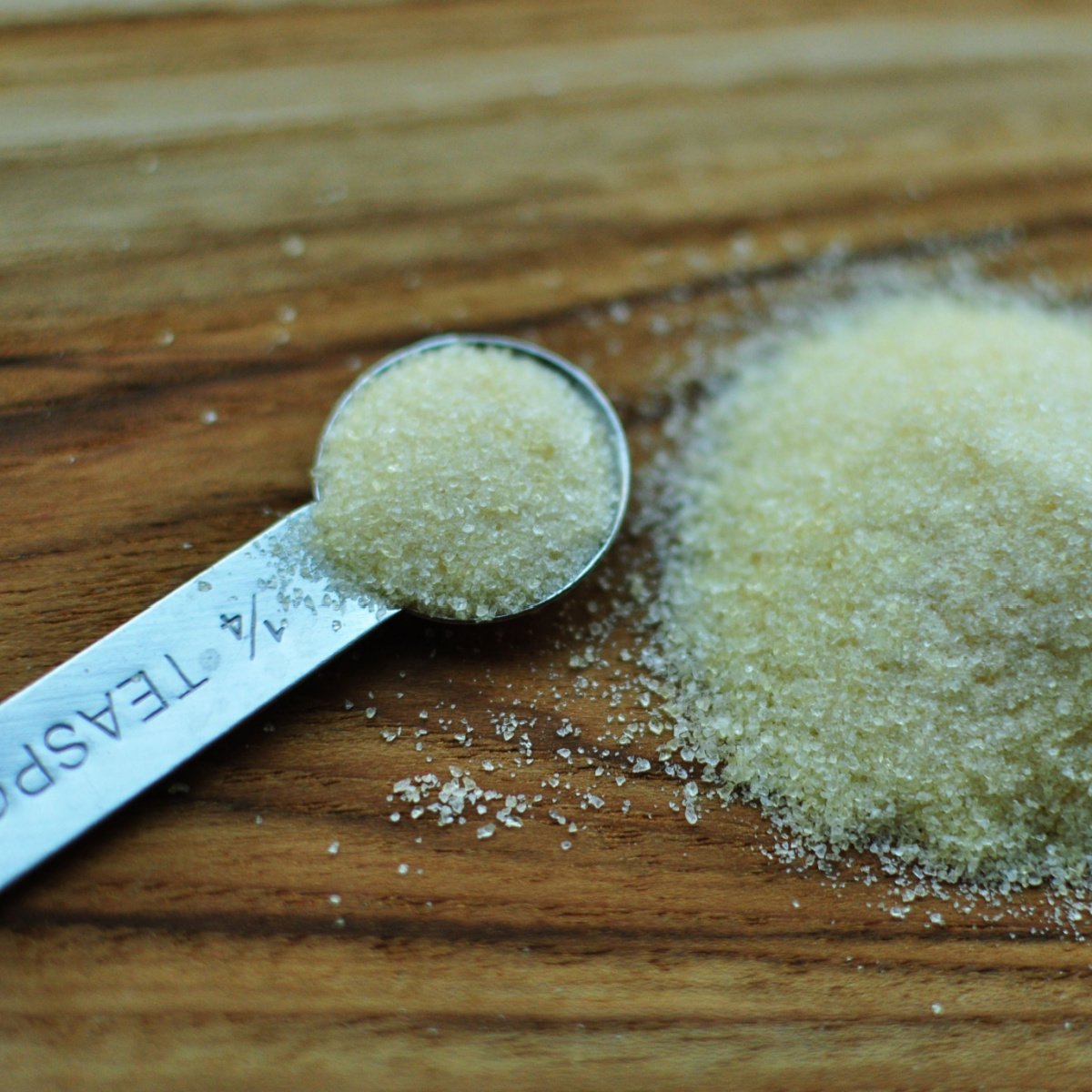 gelatin powder in measuring spoon
