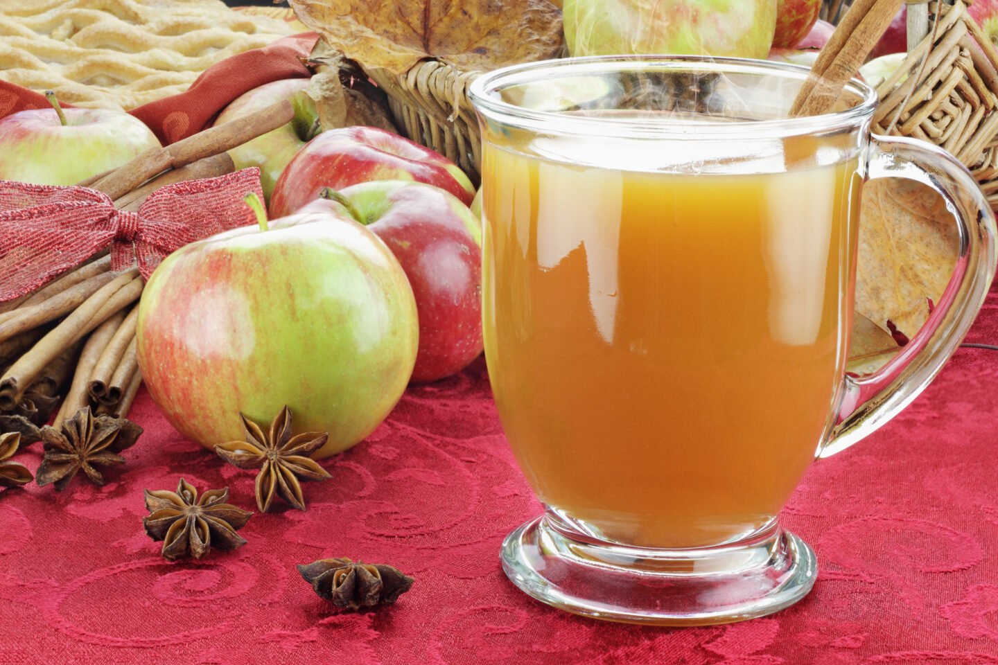 Hot,Apple,Cider,With,Cinnamon,Bark,,Anise,Stars,And,Fresh