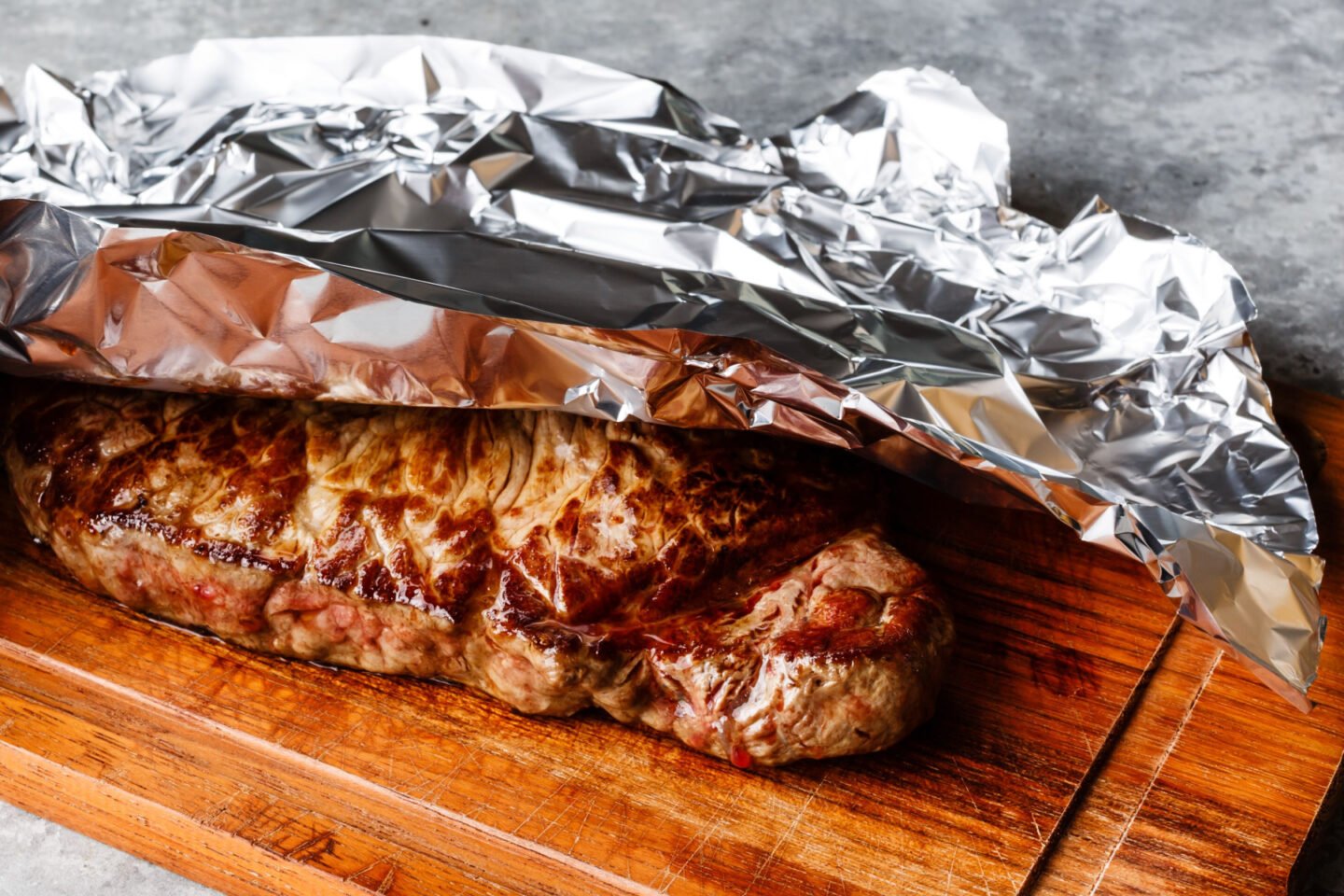 resting a steak under aluminum wrap