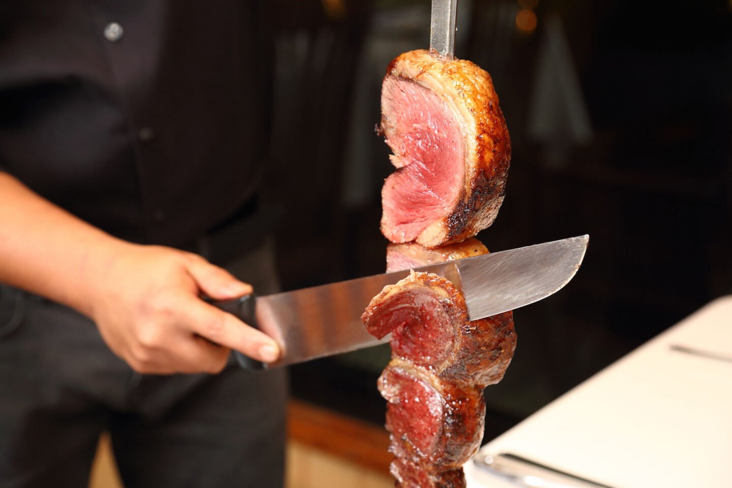 slicing picanha steak