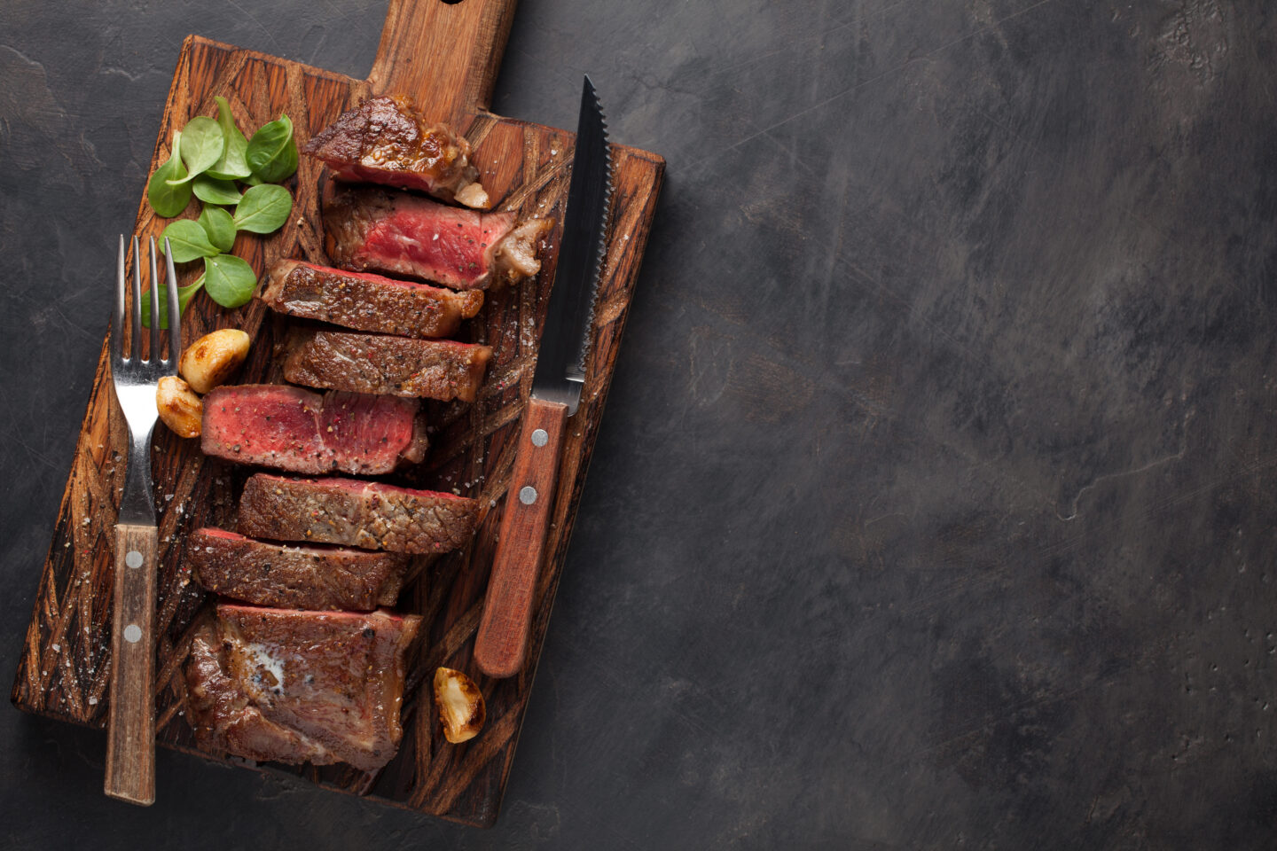 grilled-pieces-of-sirloin-on-a-chopping-board