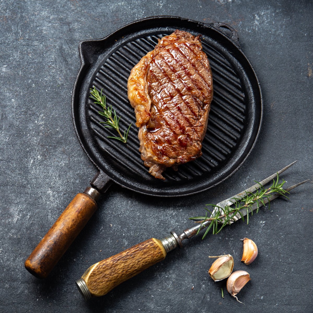 grilled-sirloin-on-a-round-grill-pan