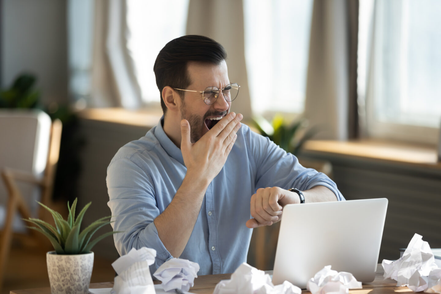 Exhausted,35s,Businessman,Sit,At,Desk,Cover,Mouth,With,Hand