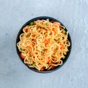 ramen noodle salad with veggies