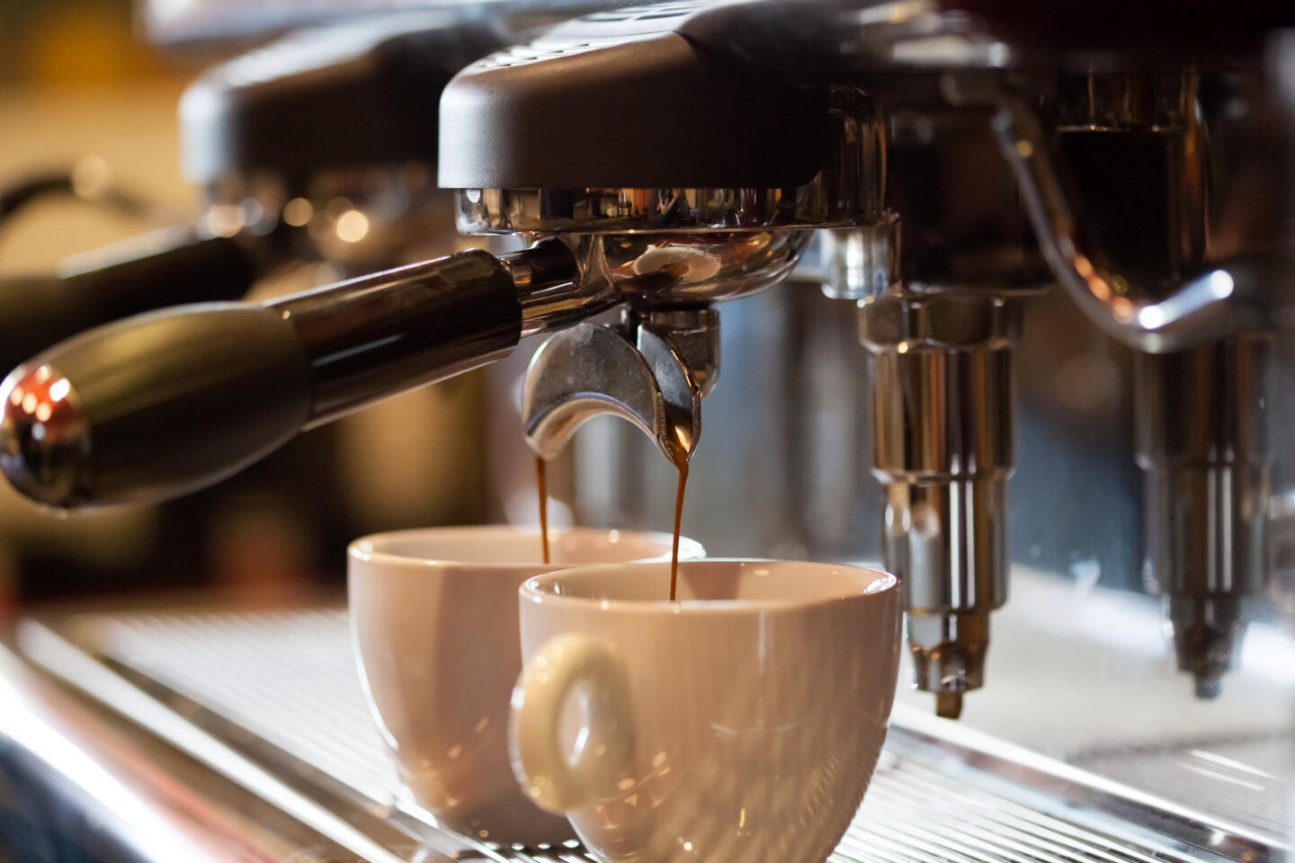espresso-machine-in-a-cafe