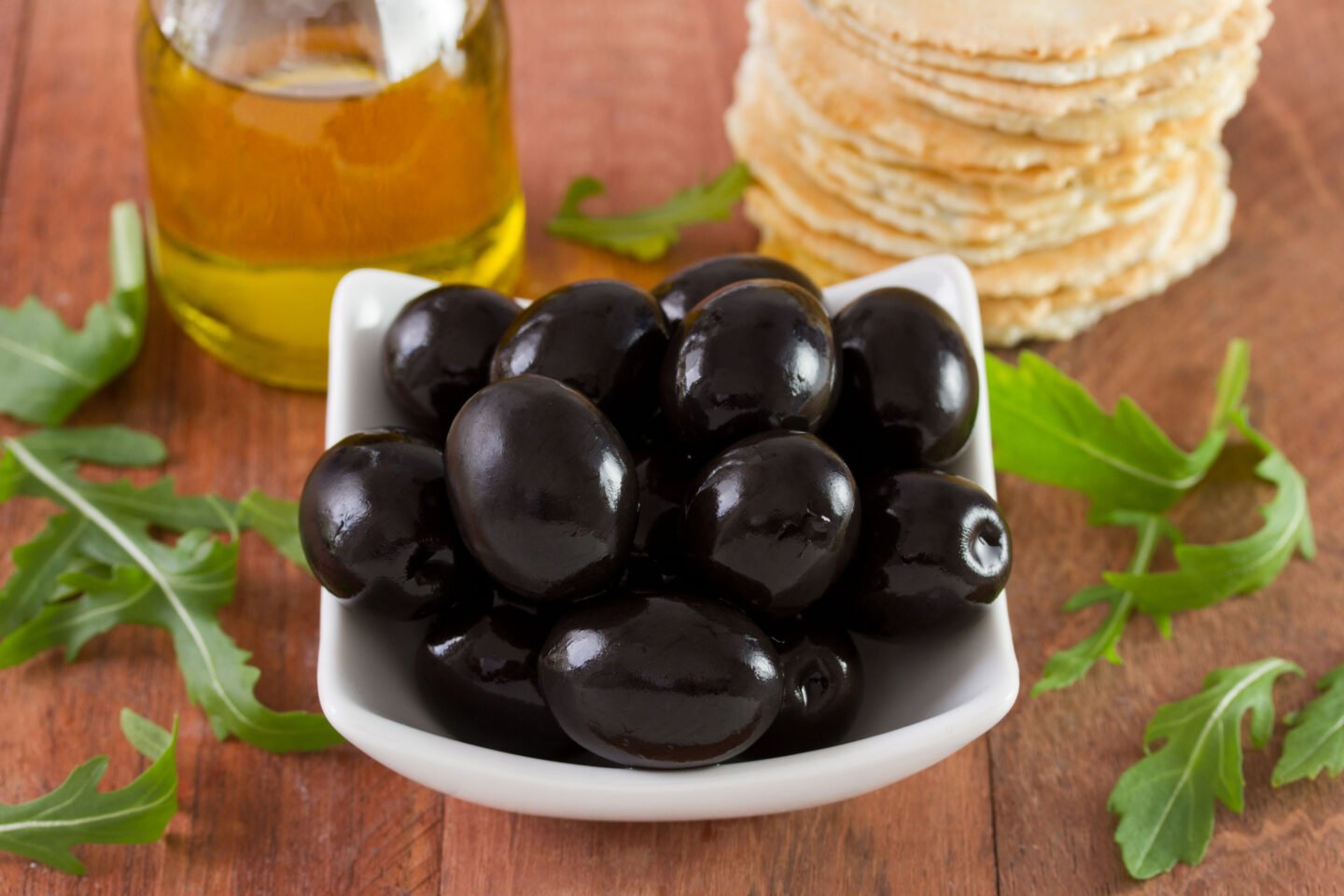 black olives with oil and toasts