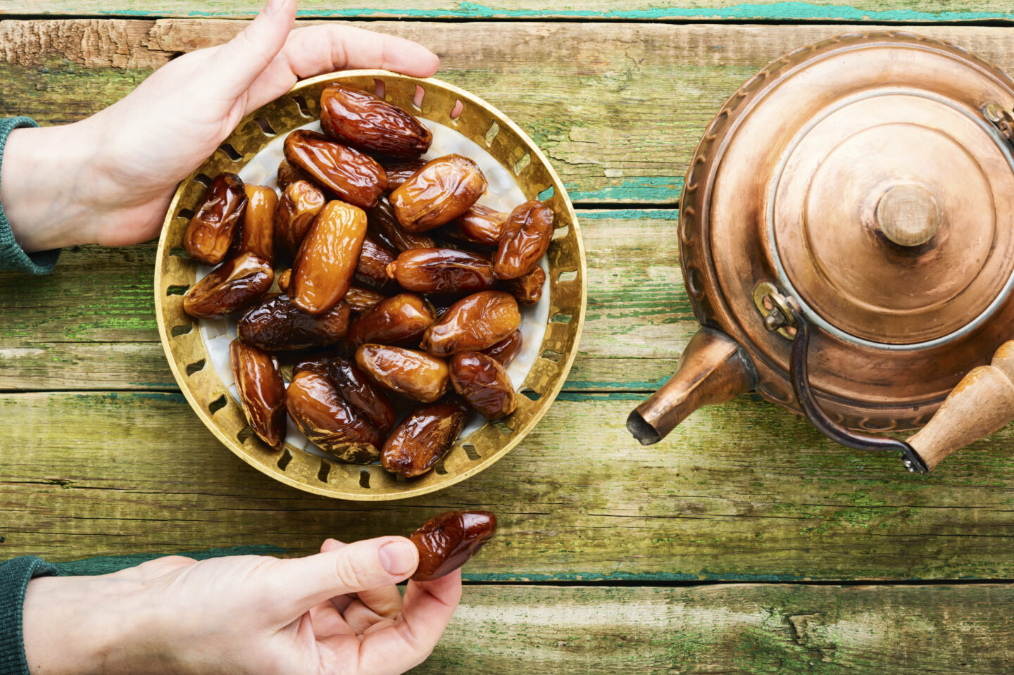 sweet dried dates for tea