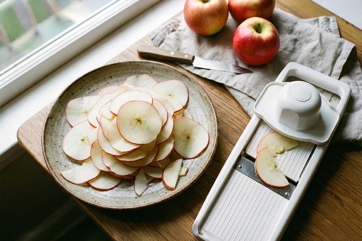 thinly sliced apples